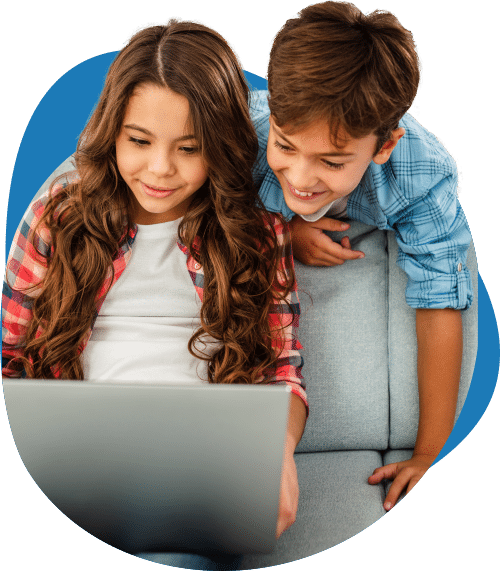 Duas crianças entusiasmadas olhando para a tela de um notebook enquanto participam de cursos de programação para crianças na Learn2Code.