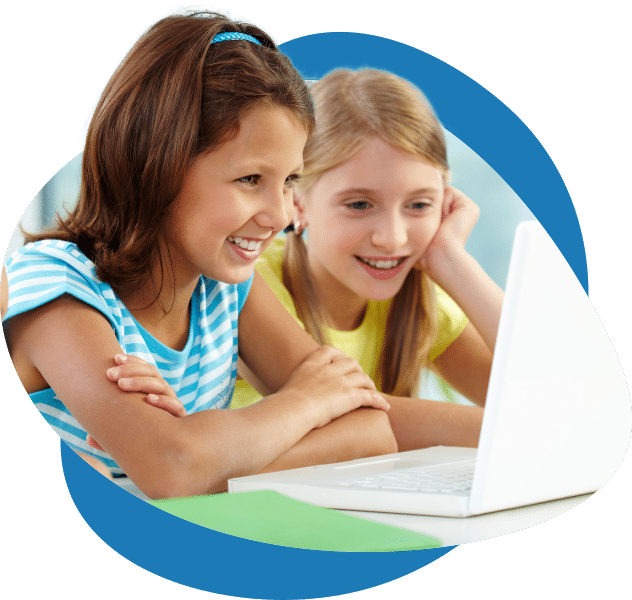 Duas meninas empolgadas olhando para a tela de um notebook enquanto aprendem em cursos de programação para crianças na Learn2Code.