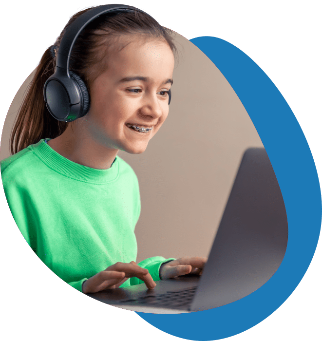 Menina focada olhando para a tela de um notebook enquanto aprende em cursos de programação para crianças na Learn2Code.
