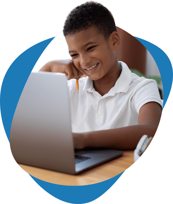 Menino concentrado observando a tela de um notebook enquanto participa de cursos de programação para crianças na Learn2Code.