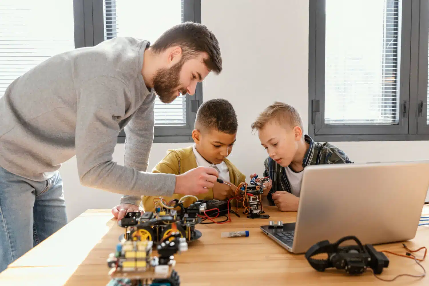 Pais e educadores apoiando crianças aprendendo programação e robótica