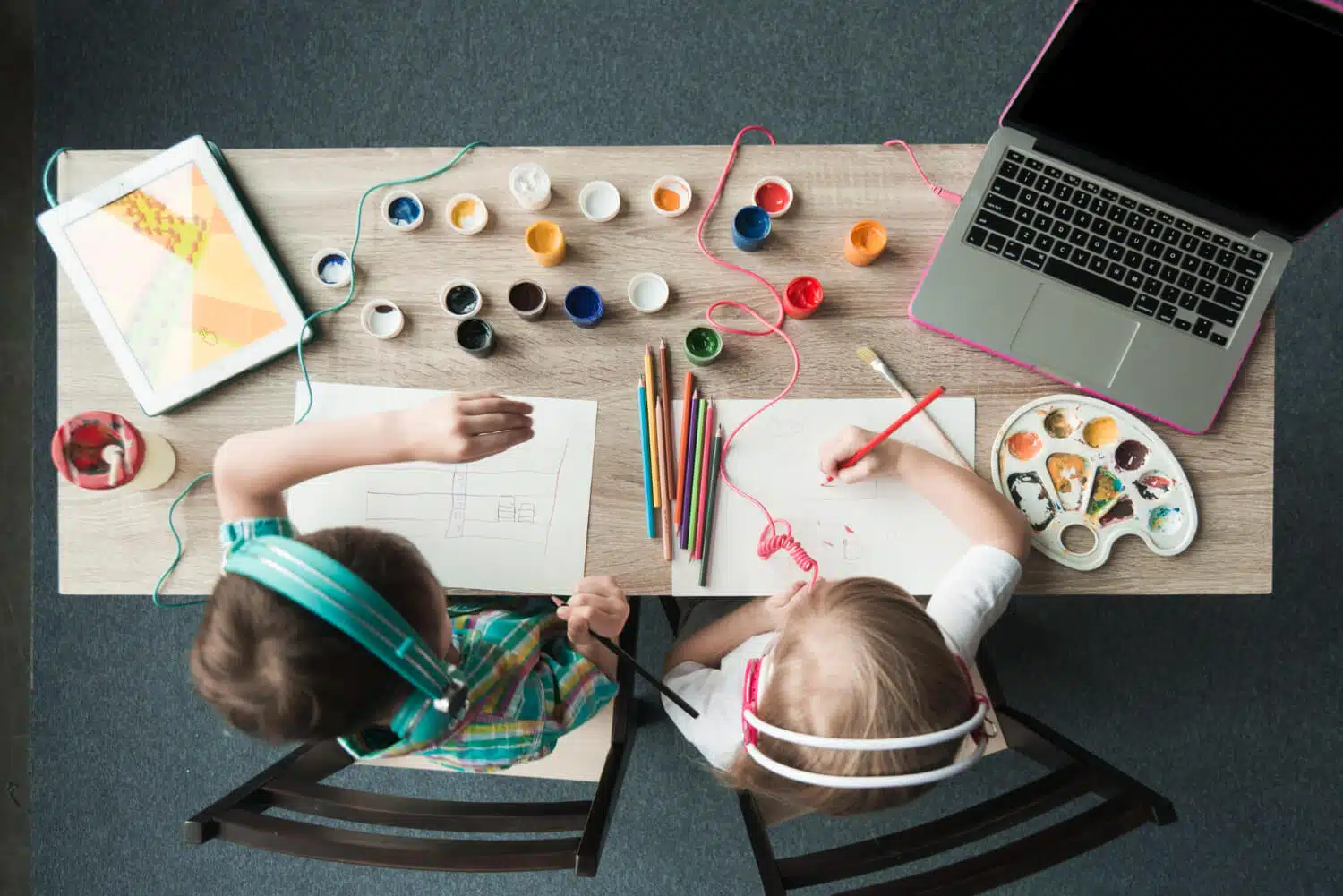 Crianças envolvidas em atividades de programação e arte