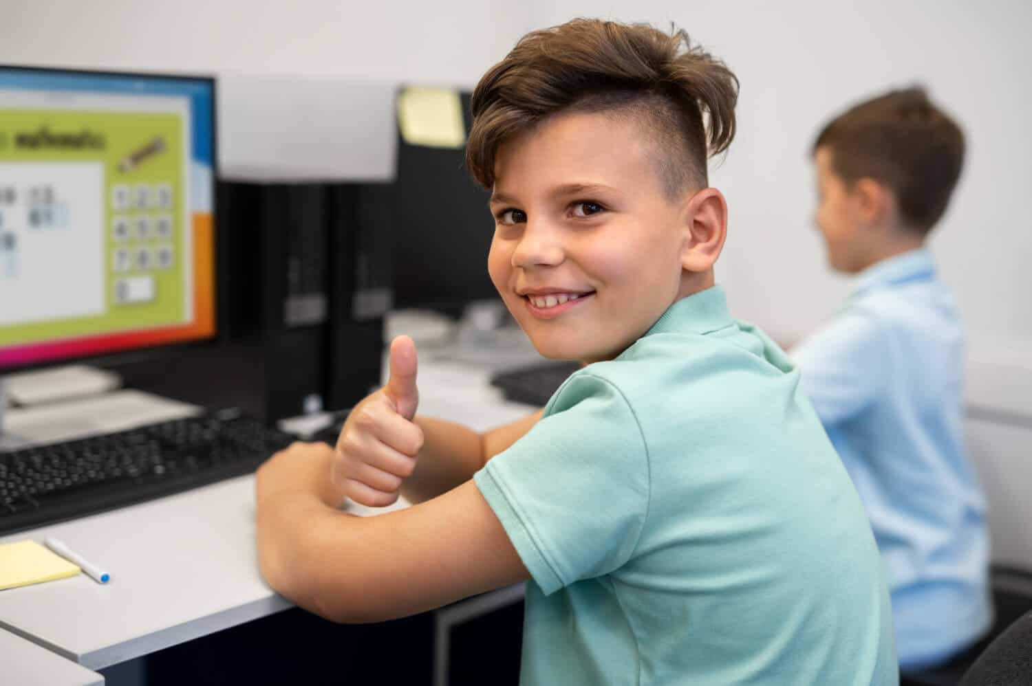 Futuro programador de sucesso. dia do conhecimento. criança aprendendo aula  particular. blogging infantil. garota feliz e sorridente com o laptop.  comece. criança jogando jogo de computador. de volta à escola. educação  online.