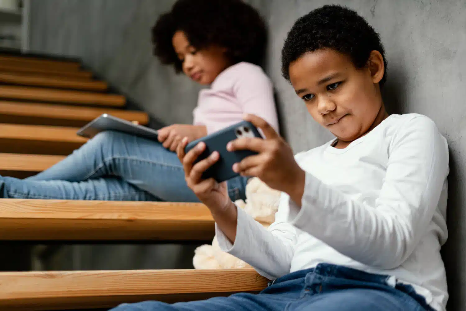 Crianças e adolescentes usando tecnologia com segurança, segurança digital, cidadania digital