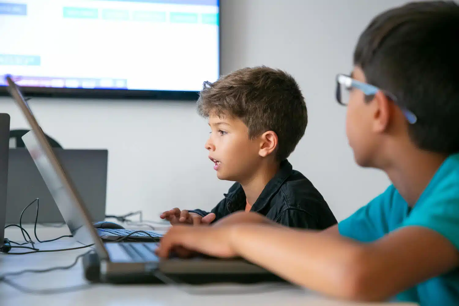 Crianças aprendendo programação em sala de aula, com foco no pensamento computacional