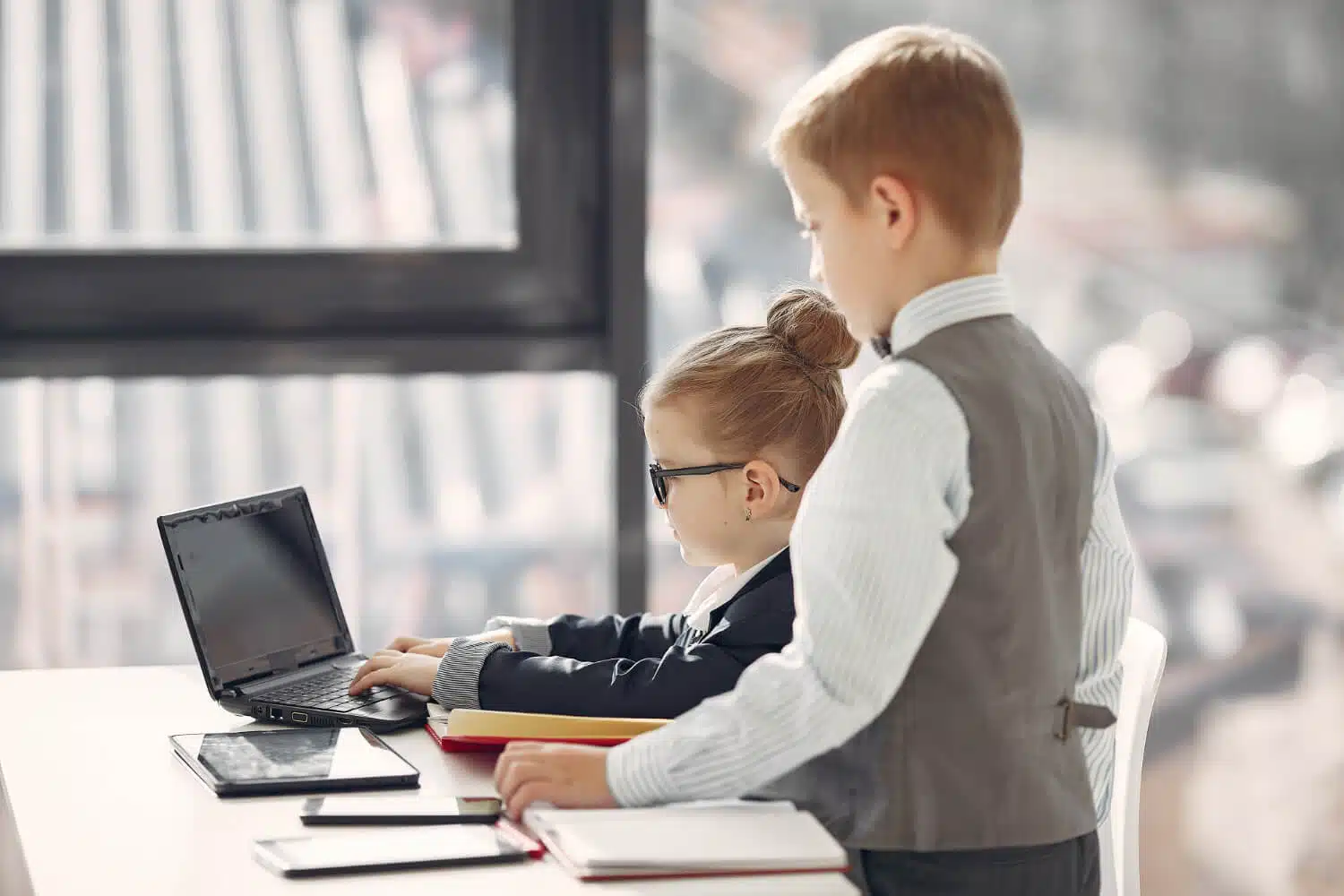 Crianças aprendendo programação e se preparando para o mercado de trabalho do futuro