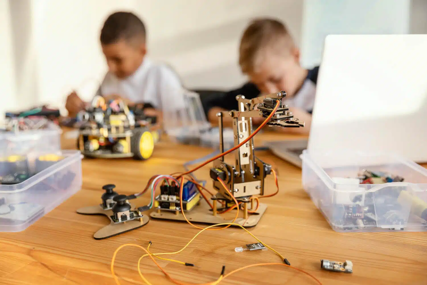 Crianças programando robôs em uma aula de ciências