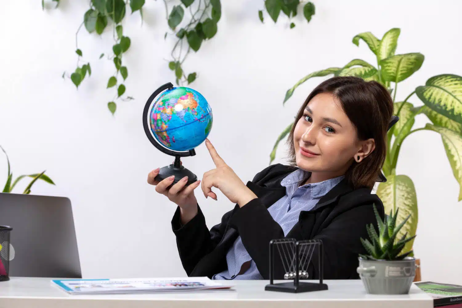 Pessoa aprendendo programação e robótica ao redor do mundo