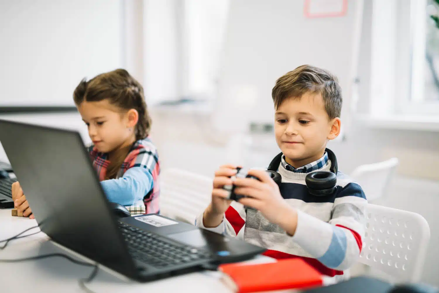 Crianças resolvendo problemas com a ajuda da programação