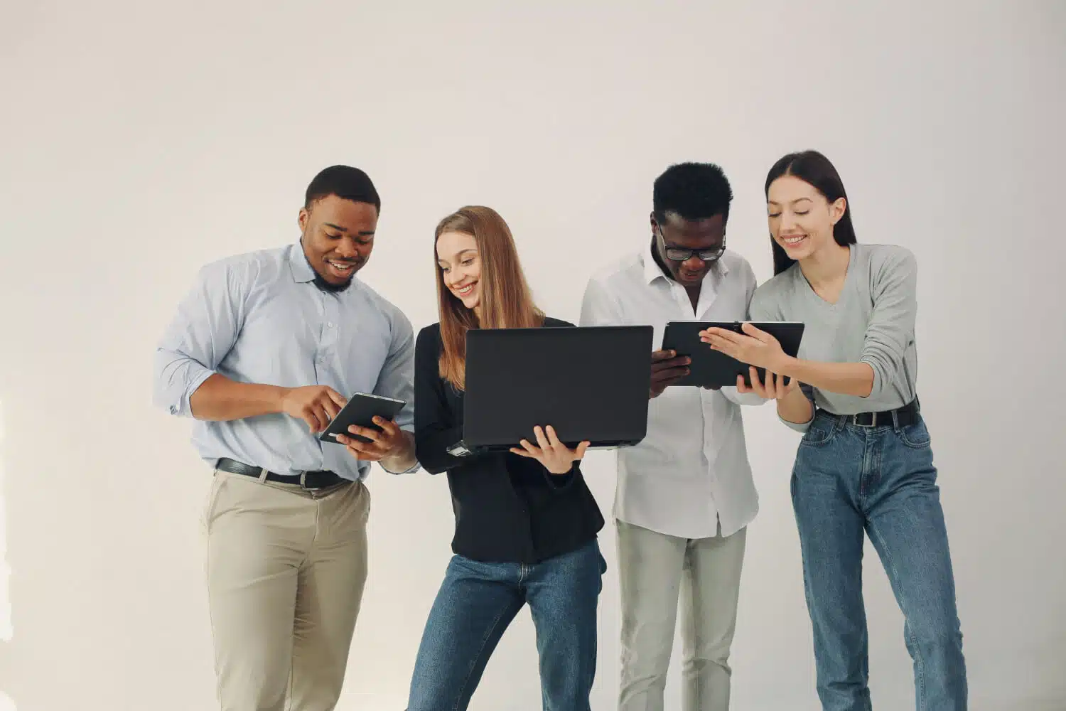 Programadores de diferentes culturas trabalhando juntos